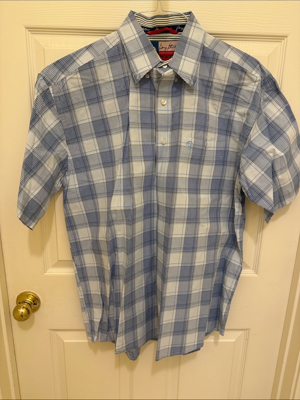 Wrangler Short-Sleeve Plaid Button-Down Shirt in White and Light Blue